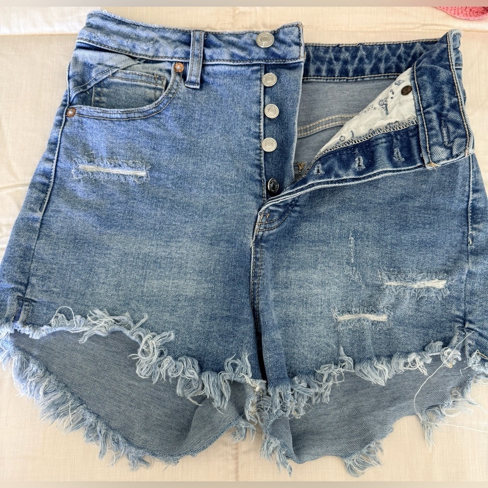 Free People We The Free Vintage High Rise light fray button fly Denim Shorts 26